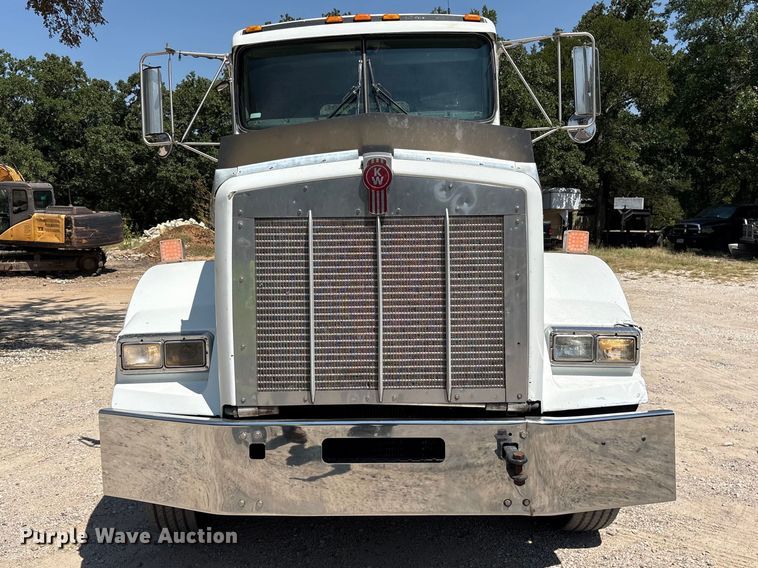 image for item ET0360 2004 Kenworth T800 semi truck