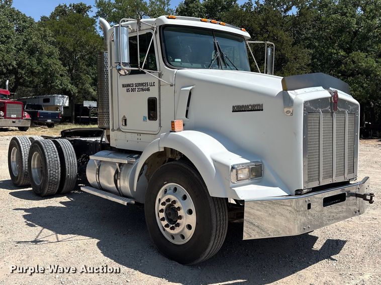 image for item ET0360 2004 Kenworth T800 semi truck