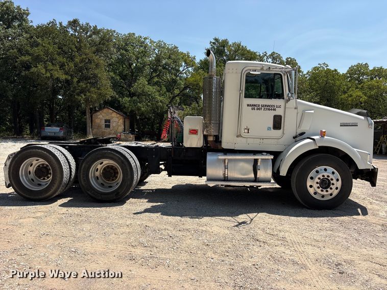 image for item ET0360 2004 Kenworth T800 semi truck