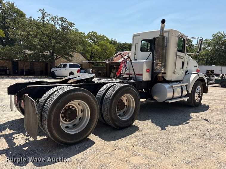 image for item ET0360 2004 Kenworth T800 semi truck