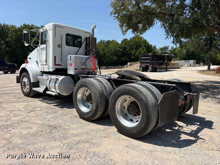 image for item ET0360 2004 Kenworth T800 semi truck