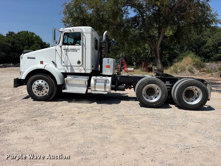 image for item ET0360 2004 Kenworth T800 semi truck