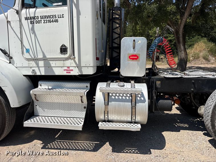 image for item ET0360 2004 Kenworth T800 semi truck
