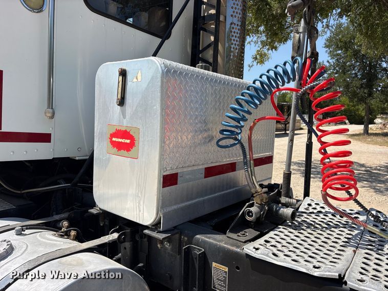 image for item ET0360 2004 Kenworth T800 semi truck