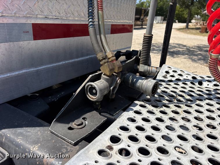 image for item ET0360 2004 Kenworth T800 semi truck