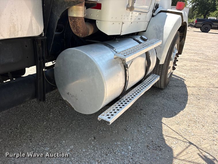 image for item ET0360 2004 Kenworth T800 semi truck