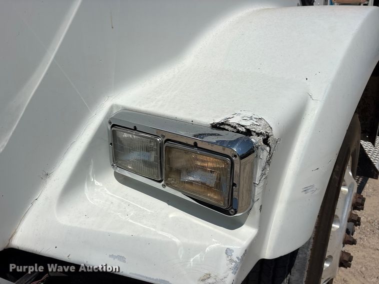 image for item ET0360 2004 Kenworth T800 semi truck