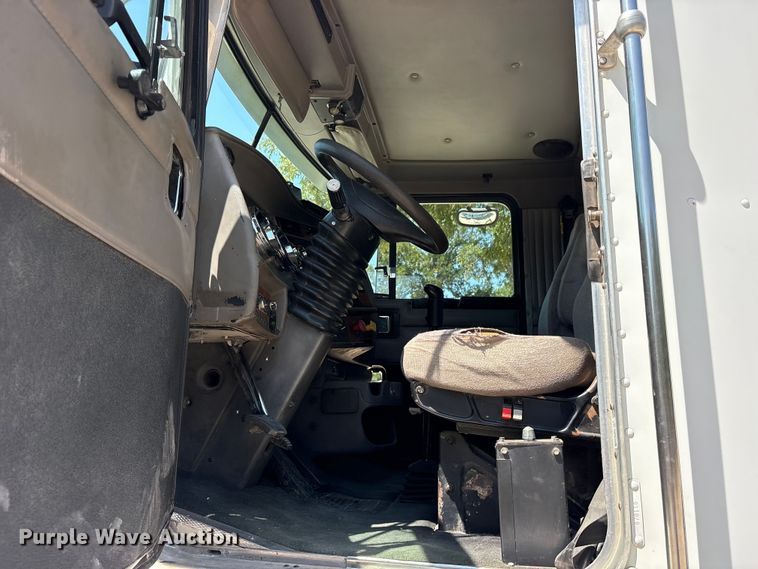 image for item ET0360 2004 Kenworth T800 semi truck