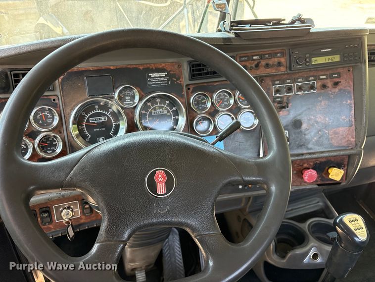 image for item ET0360 2004 Kenworth T800 semi truck