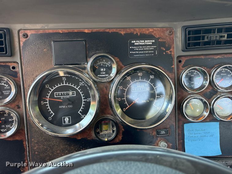 image for item ET0360 2004 Kenworth T800 semi truck