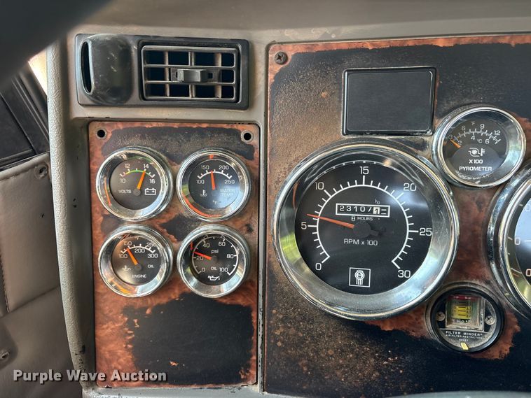 image for item ET0360 2004 Kenworth T800 semi truck