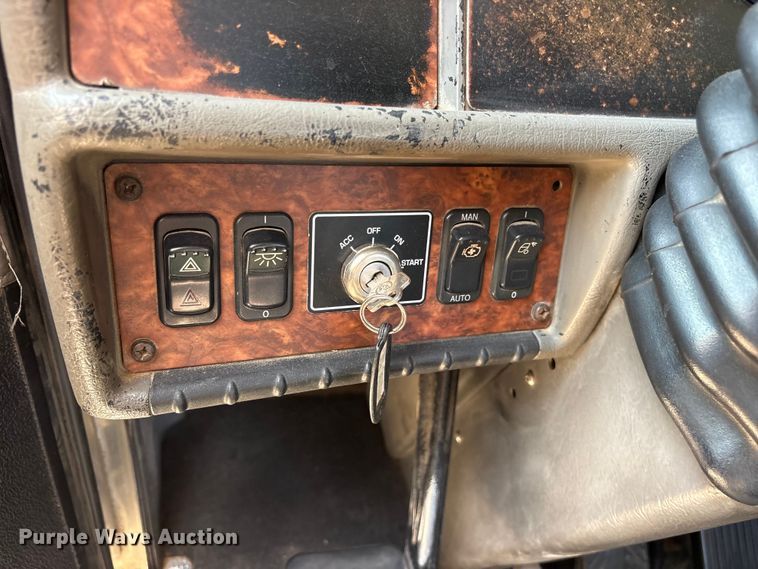 image for item ET0360 2004 Kenworth T800 semi truck