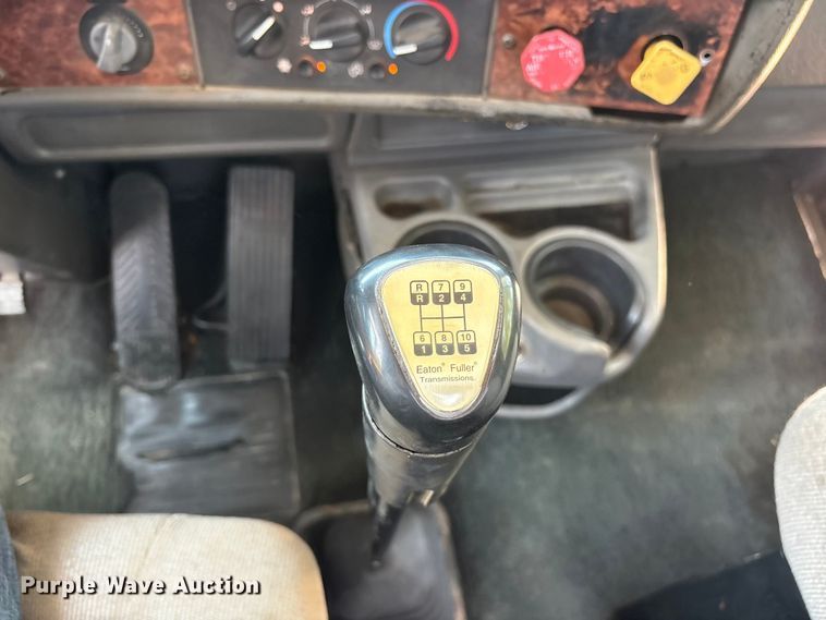 image for item ET0360 2004 Kenworth T800 semi truck