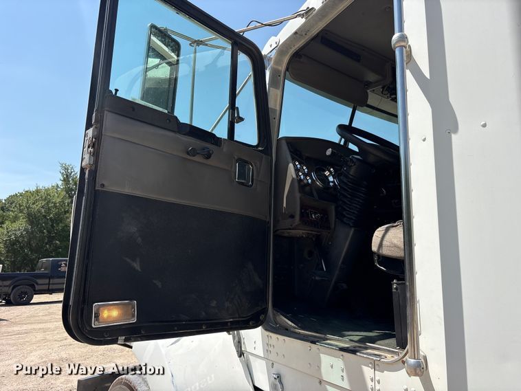 image for item ET0360 2004 Kenworth T800 semi truck