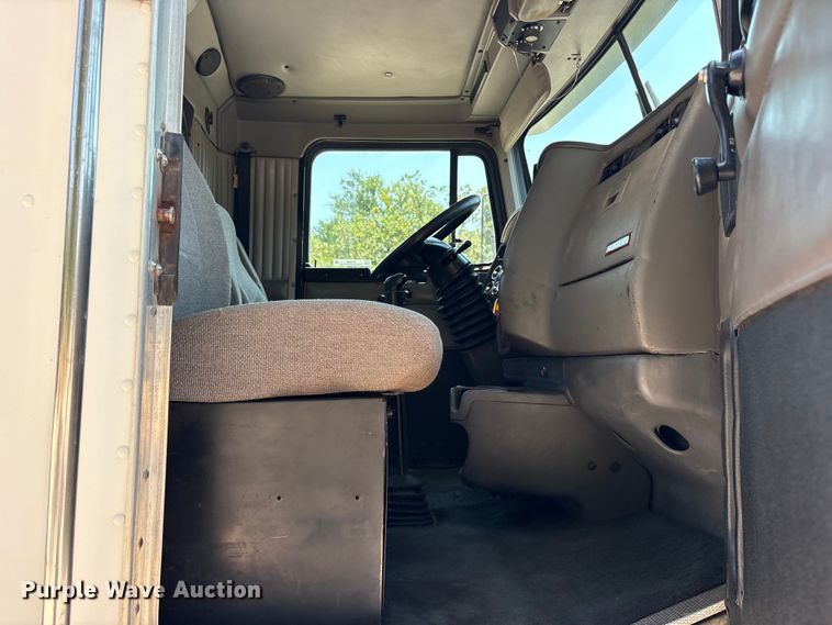 image for item ET0360 2004 Kenworth T800 semi truck