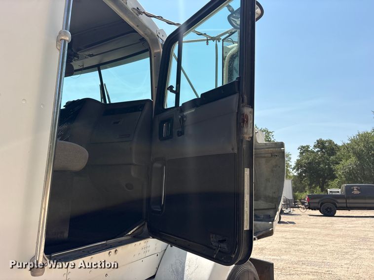 image for item ET0360 2004 Kenworth T800 semi truck