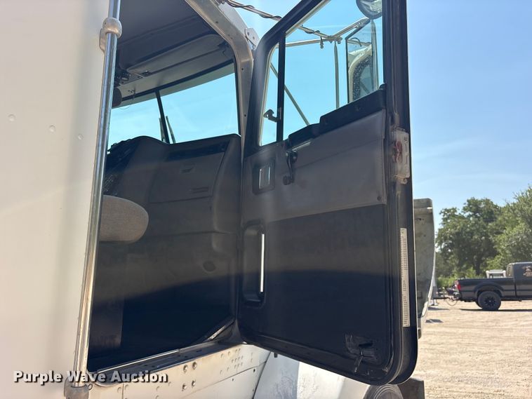 image for item ET0360 2004 Kenworth T800 semi truck