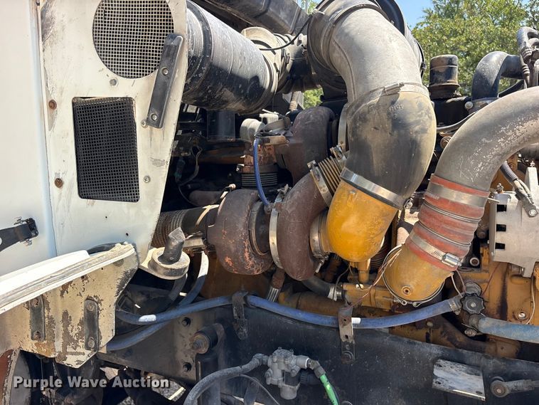image for item ET0360 2004 Kenworth T800 semi truck