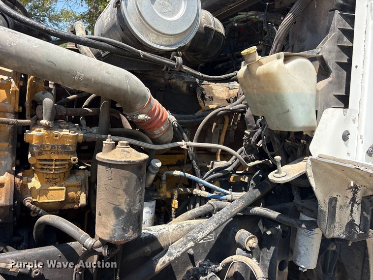 image for item ET0360 2004 Kenworth T800 semi truck