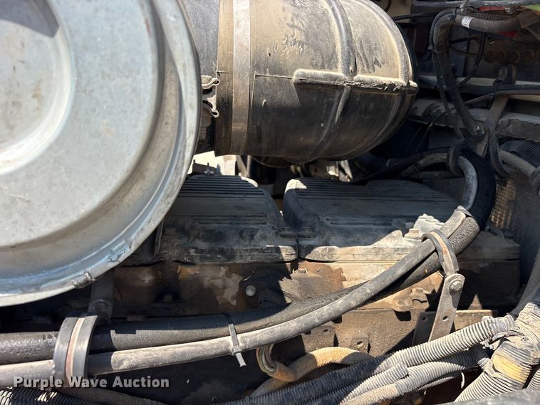 image for item ET0360 2004 Kenworth T800 semi truck