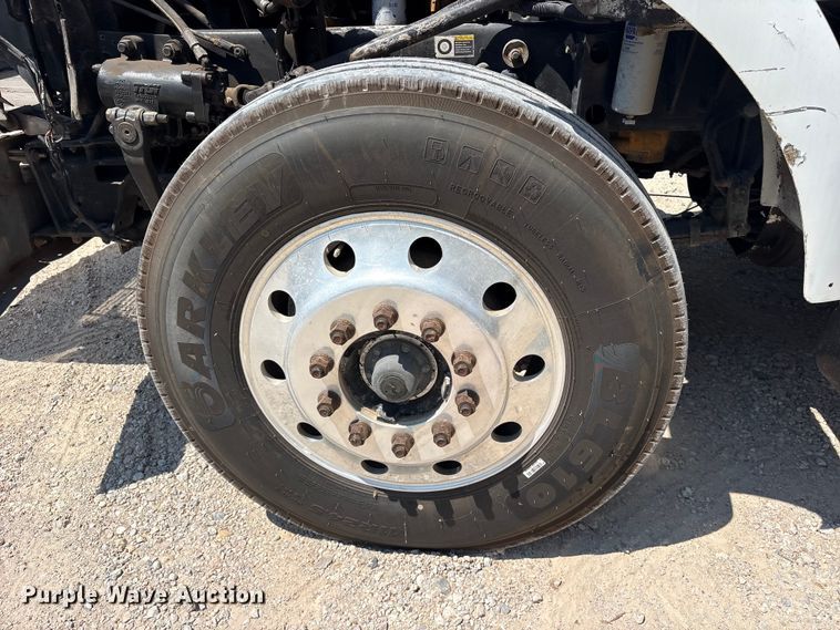 image for item ET0360 2004 Kenworth T800 semi truck