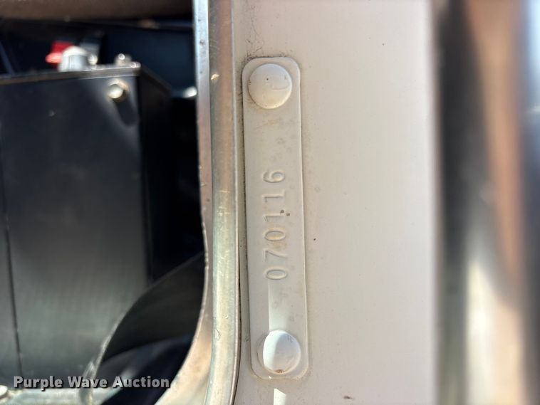 image for item ET0360 2004 Kenworth T800 semi truck