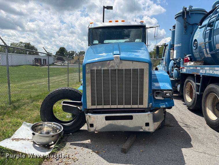 image for item ET8655 2014 Kenworth T800 truck cab and chassis