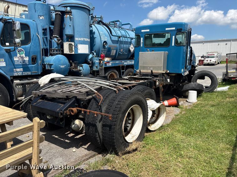 image for item ET8655 2014 Kenworth T800 truck cab and chassis