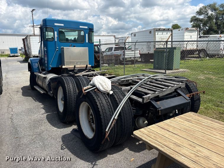 image for item ET8655 2014 Kenworth T800 truck cab and chassis