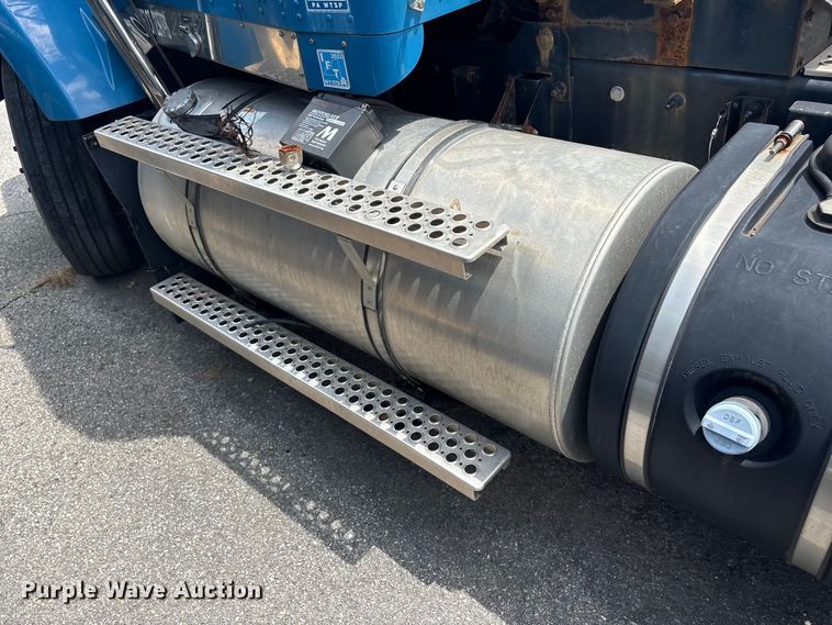 image for item ET8655 2014 Kenworth T800 truck cab and chassis