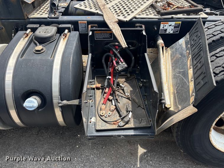 image for item ET8655 2014 Kenworth T800 truck cab and chassis
