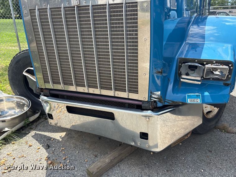 image for item ET8655 2014 Kenworth T800 truck cab and chassis