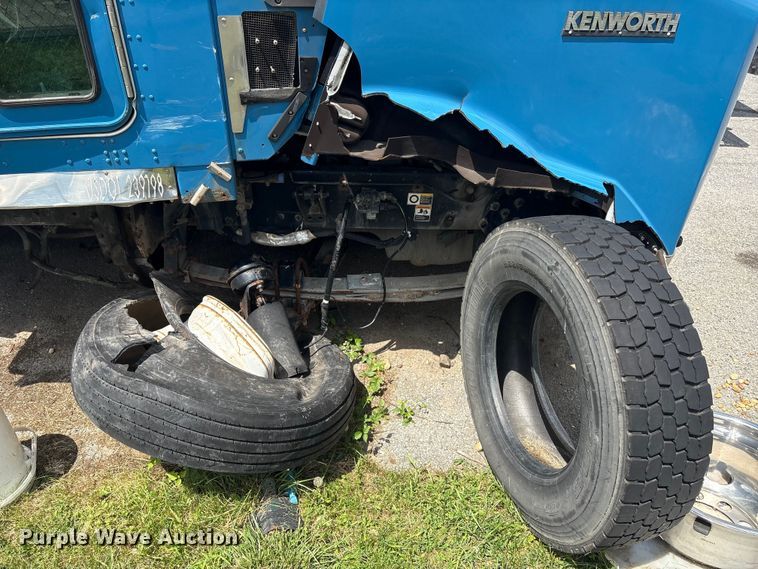 image for item ET8655 2014 Kenworth T800 truck cab and chassis