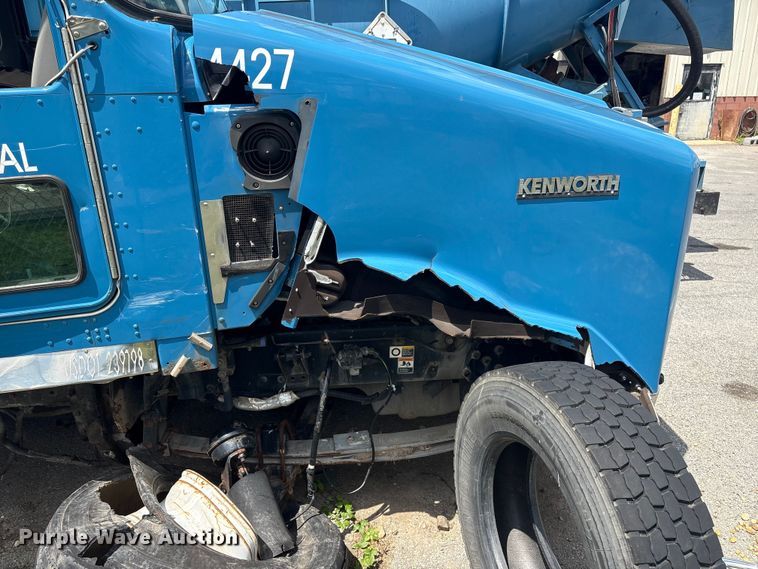 image for item ET8655 2014 Kenworth T800 truck cab and chassis