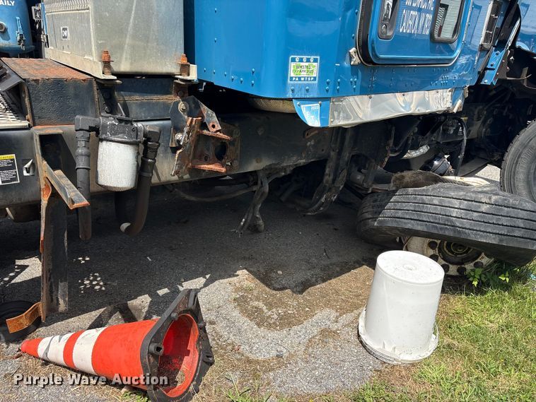 image for item ET8655 2014 Kenworth T800 truck cab and chassis