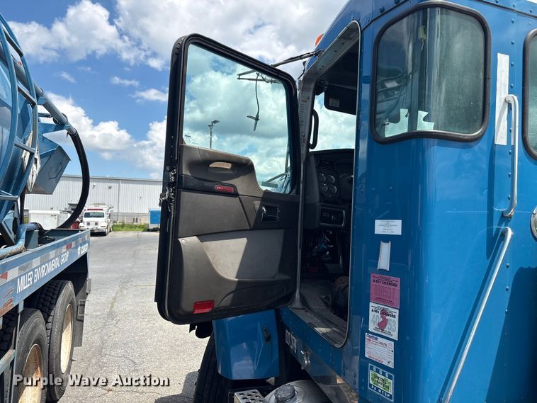 image for item ET8655 2014 Kenworth T800 truck cab and chassis