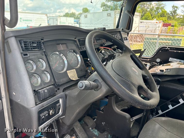 image for item ET8655 2014 Kenworth T800 truck cab and chassis