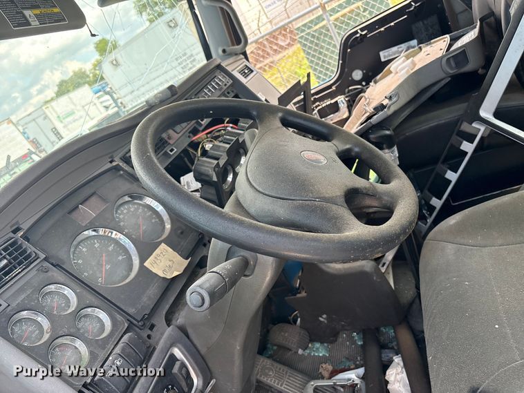image for item ET8655 2014 Kenworth T800 truck cab and chassis