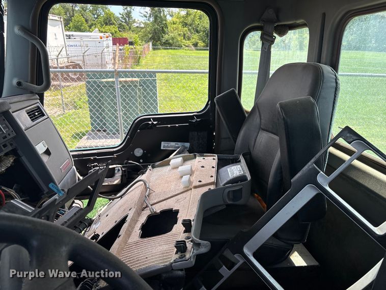 image for item ET8655 2014 Kenworth T800 truck cab and chassis