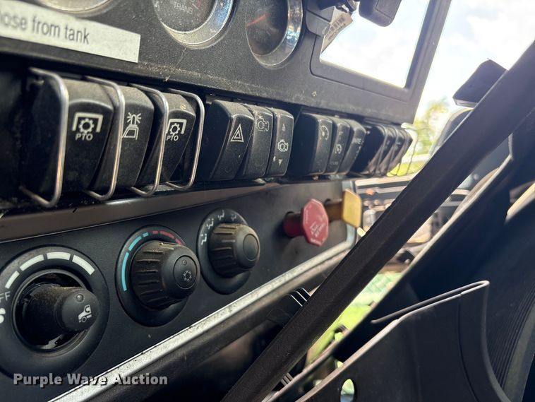 image for item ET8655 2014 Kenworth T800 truck cab and chassis
