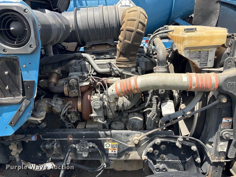 image for item ET8655 2014 Kenworth T800 truck cab and chassis