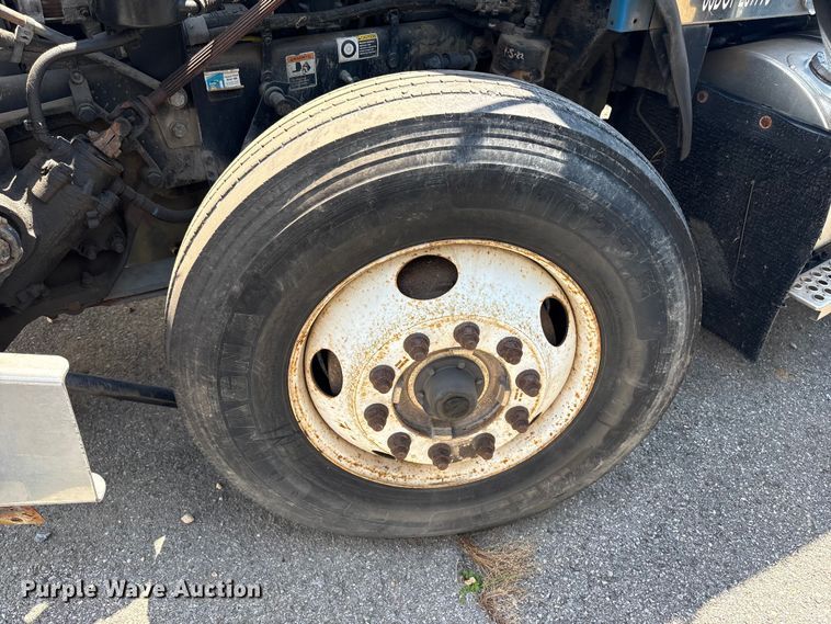 image for item ET8655 2014 Kenworth T800 truck cab and chassis