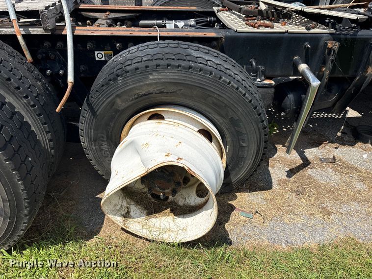 image for item ET8655 2014 Kenworth T800 truck cab and chassis