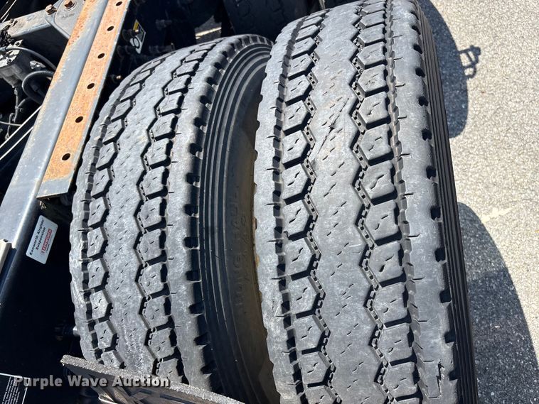 image for item ET8655 2014 Kenworth T800 truck cab and chassis