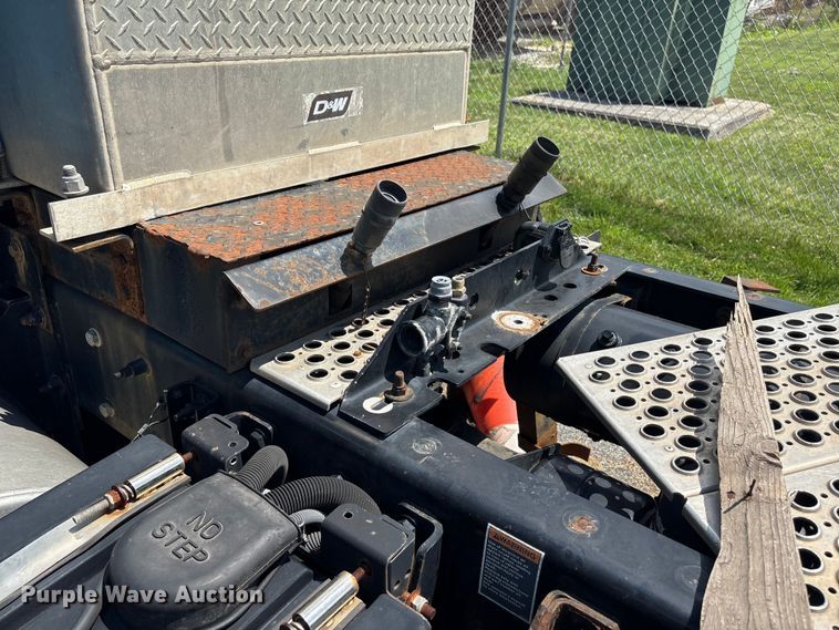 image for item ET8655 2014 Kenworth T800 truck cab and chassis