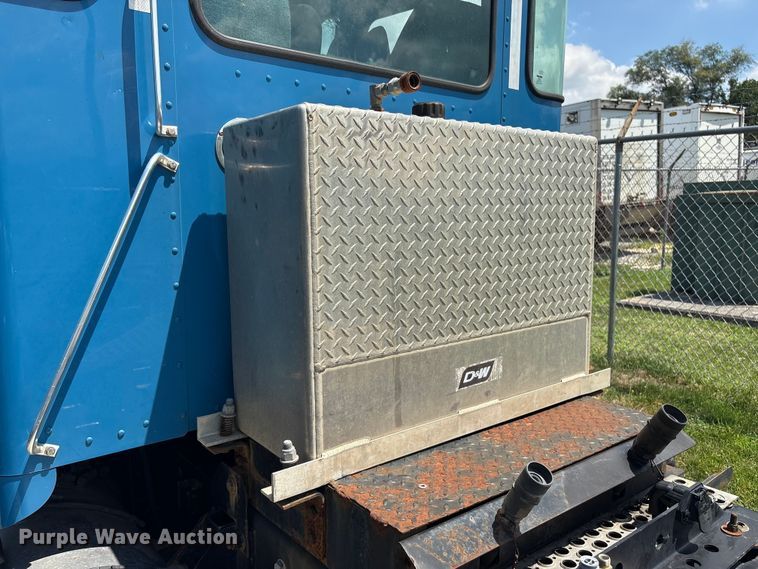 image for item ET8655 2014 Kenworth T800 truck cab and chassis