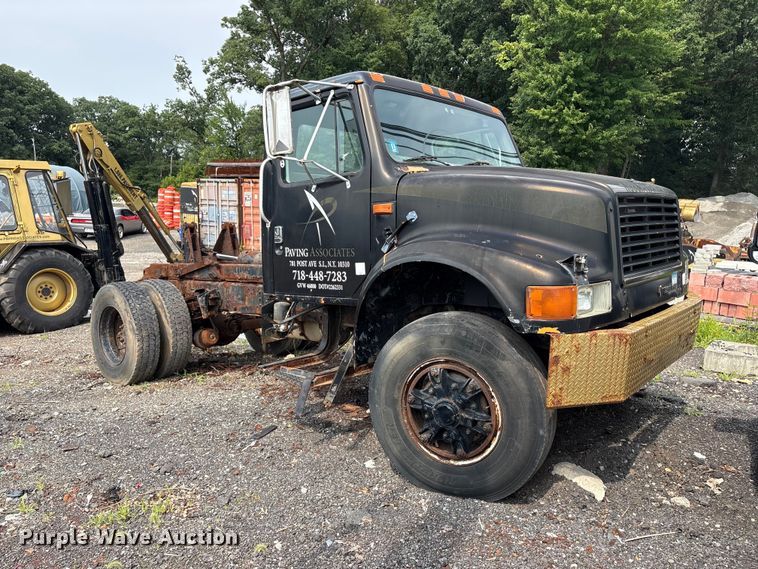 image for item ET8663 1990 International 4900 truck cab and chassis