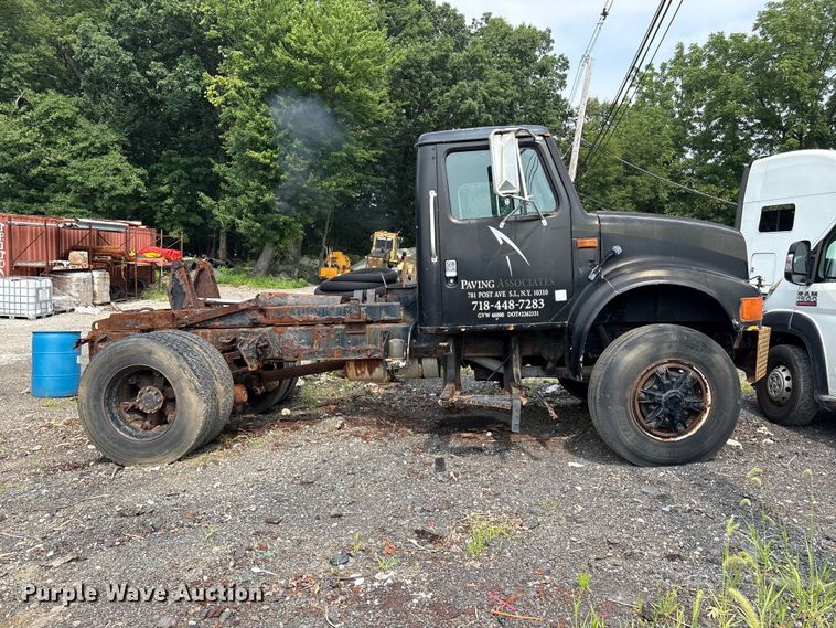 image for item ET8663 1990 International 4900 truck cab and chassis