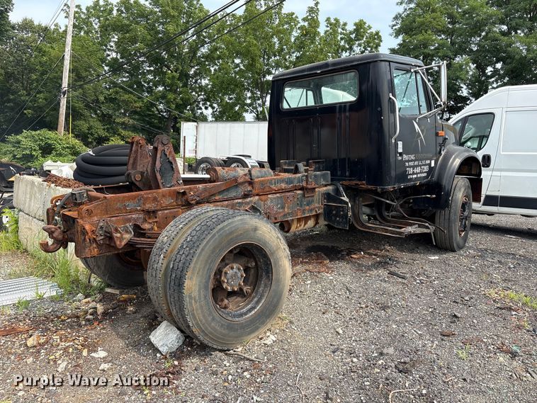 image for item ET8663 1990 International 4900 truck cab and chassis