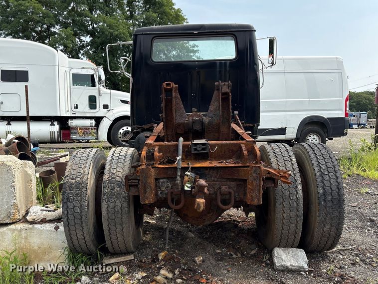 image for item ET8663 1990 International 4900 truck cab and chassis